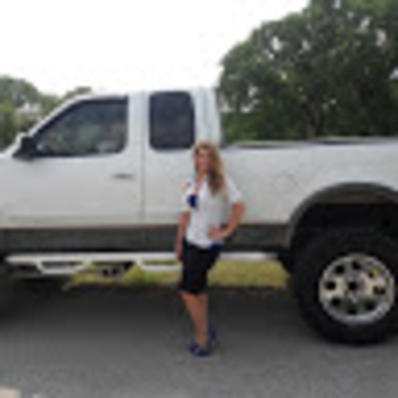 Meet your Posher, Nicole - Picture 1 of 1